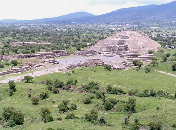Mondpyramide und �Plaza de la Luna�