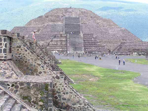 Mondpyramide � Majest�tischer Abschluss der Stra�e der Toten.